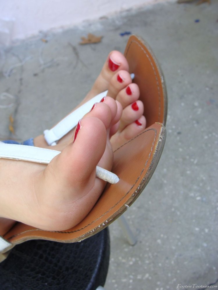 Девушка с накрашенными ногтями на ногах