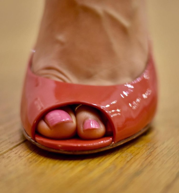 Бабушкины ноги в туфлях