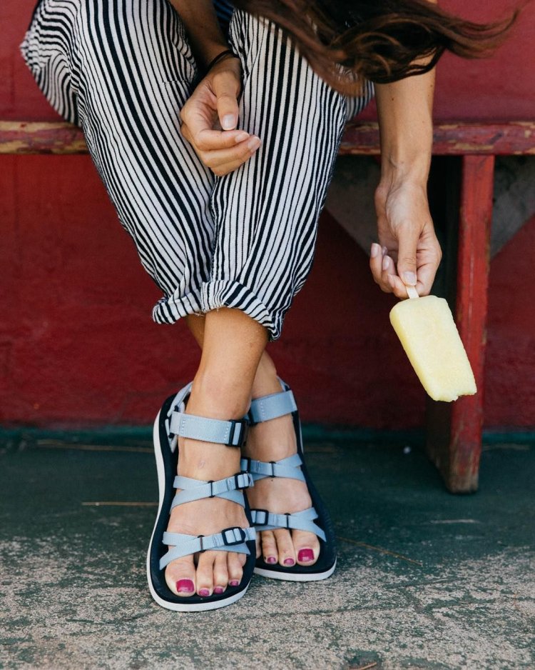 Модель ноги в тапках