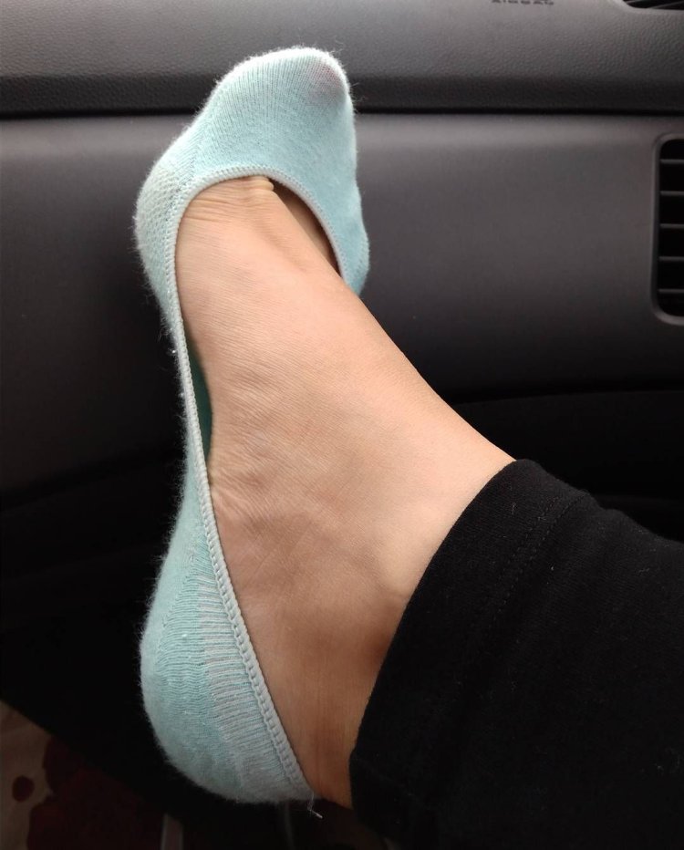 Ноги в носках в машине