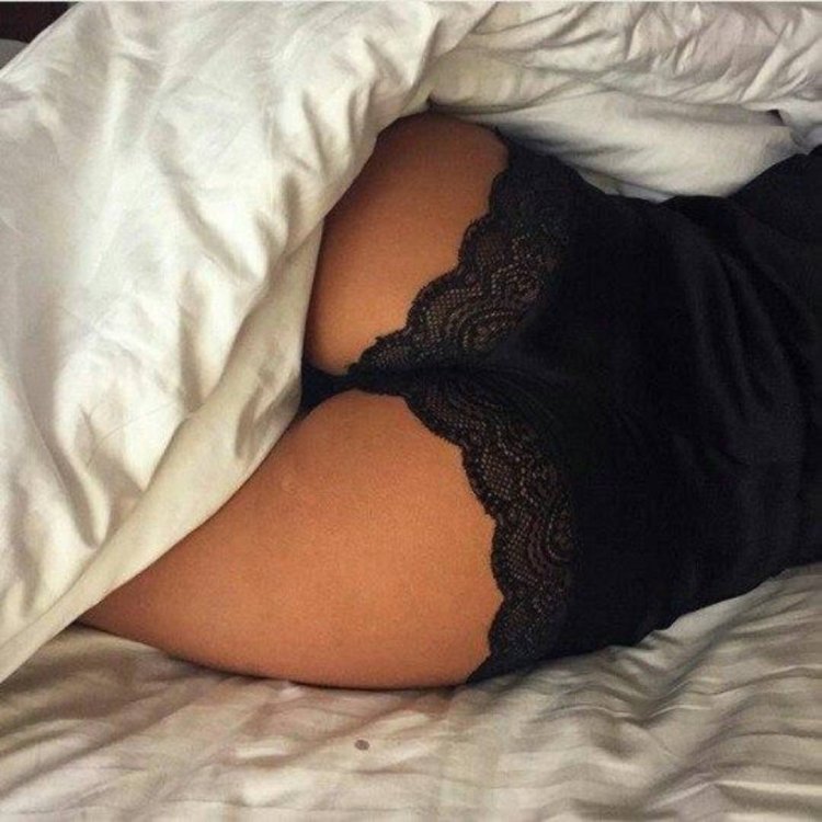 Девушка в постели без лица