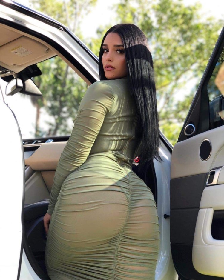 Mandy Muse в шортах