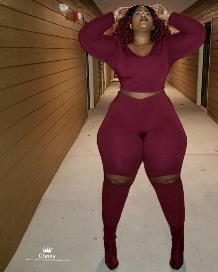 Огромная черная женщина