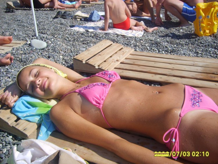 Красавица в купальнике загорает