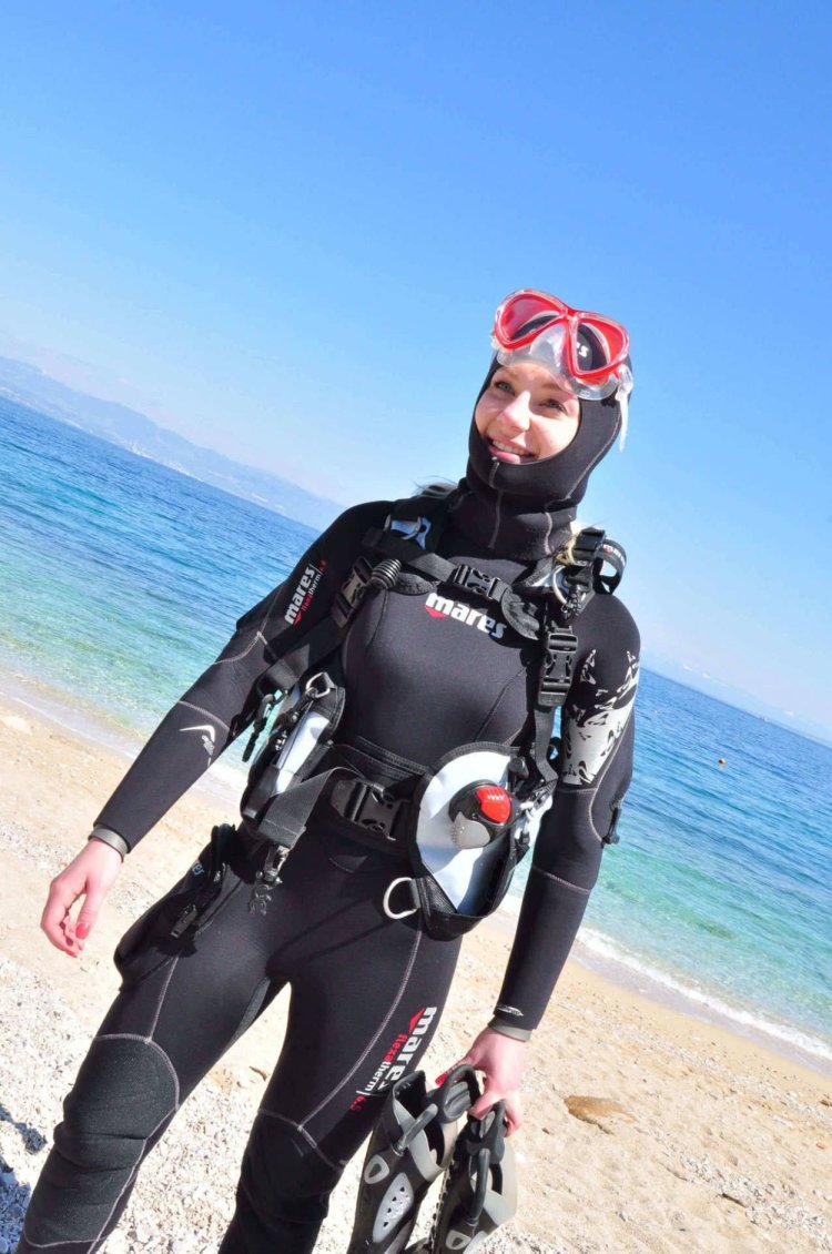 Женщина в водолазном костюме