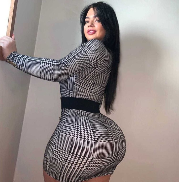 Женщины с большими ягодицами в платье