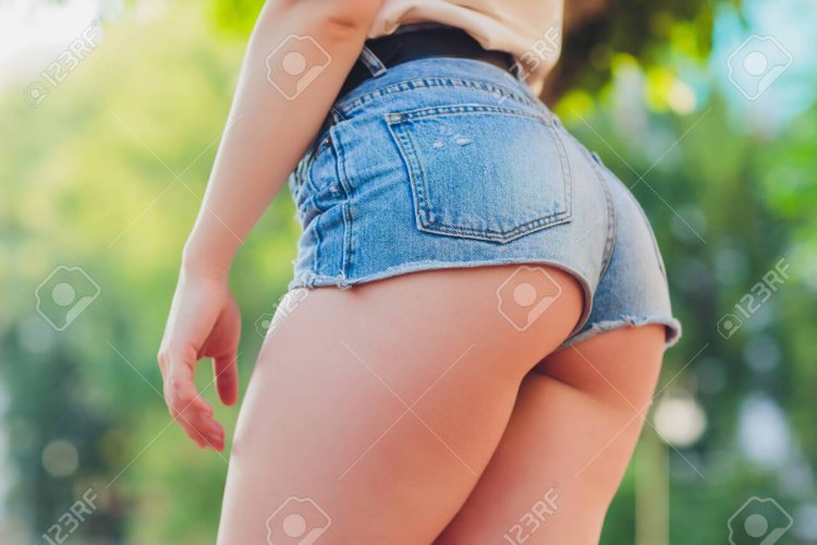 В коротких шортах