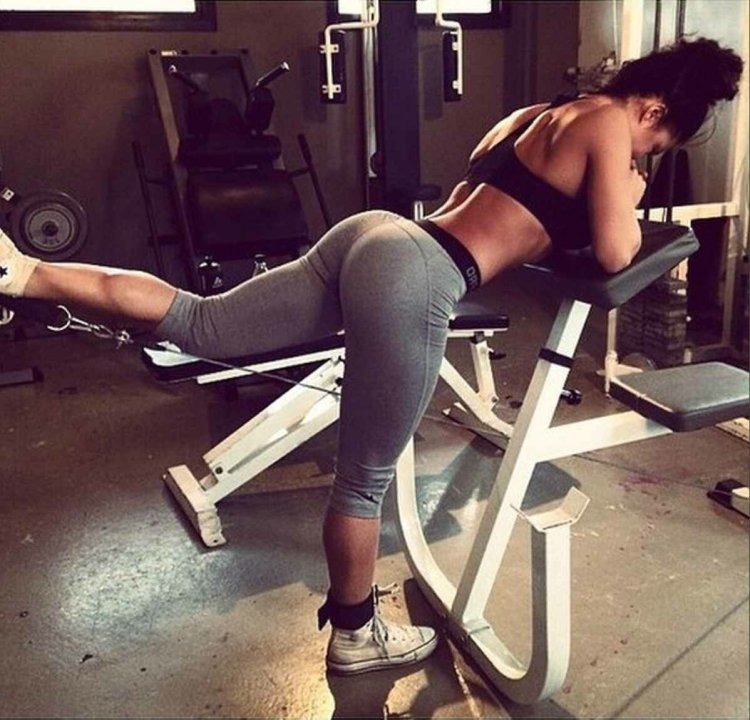 Девушка в спортзале без лица