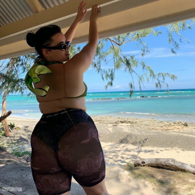 Генезис Миа Лопез в бикини