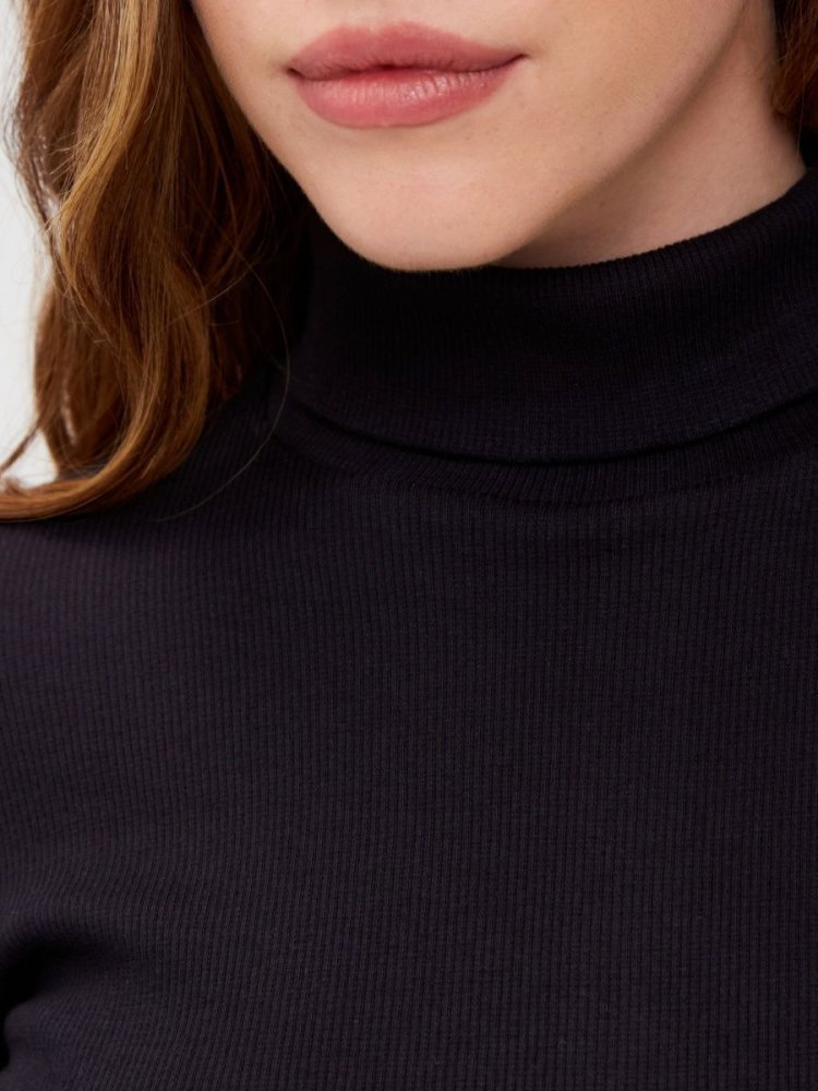 Девушка в водолазке