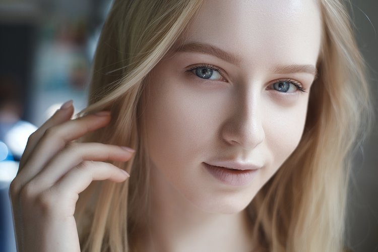 Светловолосая девушка с голубыми глазами