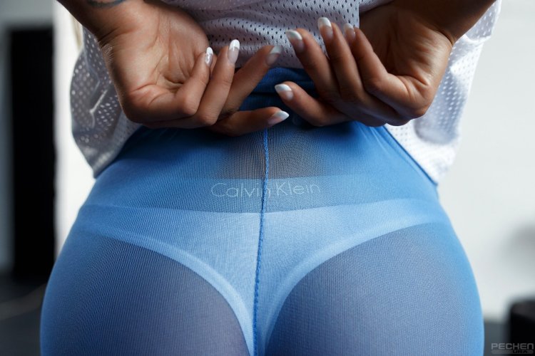 Красивая попа в голубых трусах