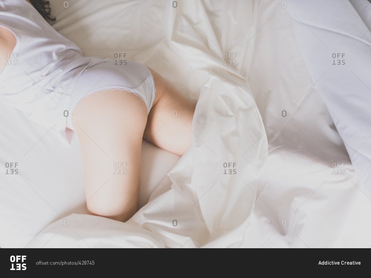 Девочка спит в белых трусах