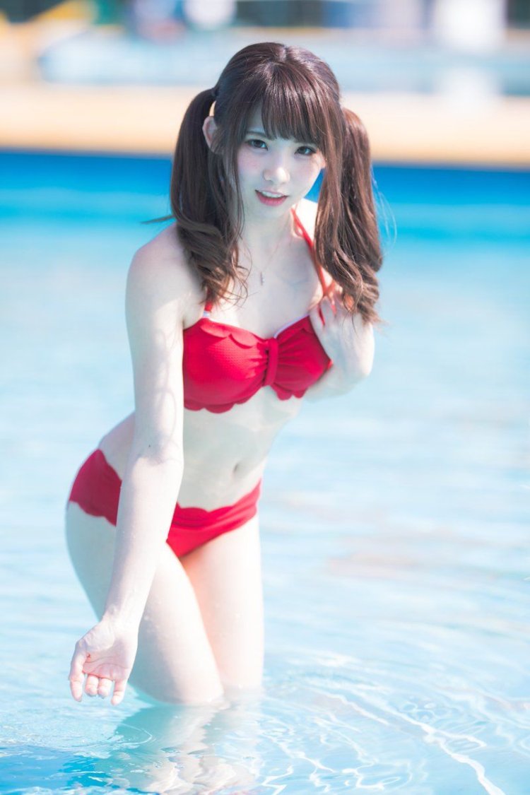 Няшная Японочка в купальнике