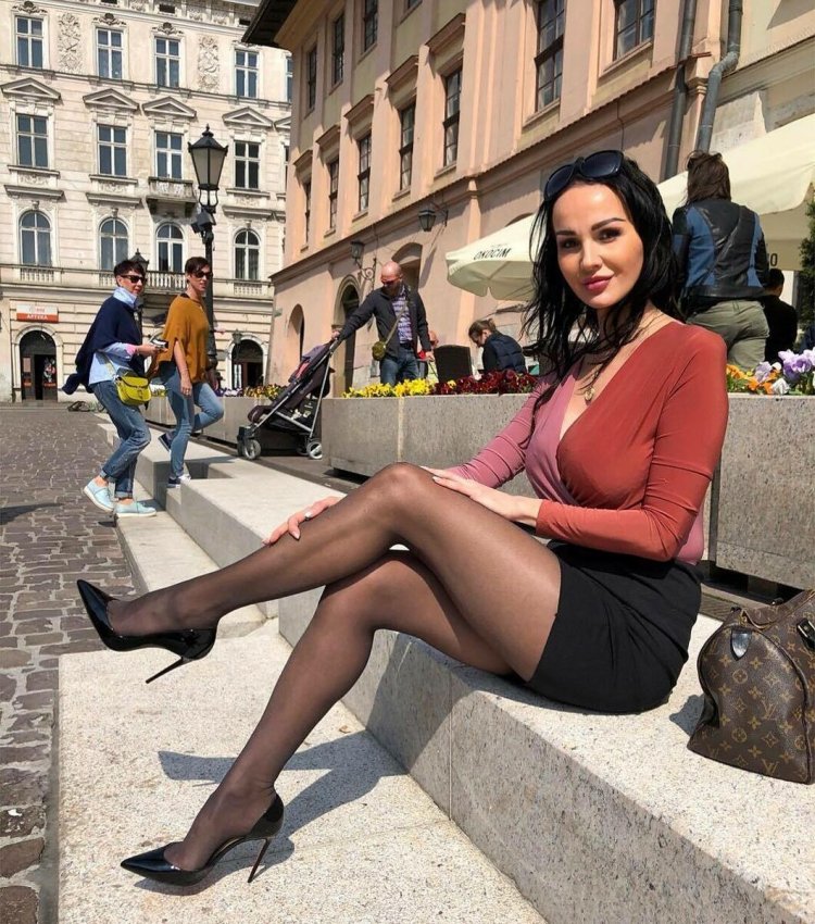 Женщины в чулках на улице