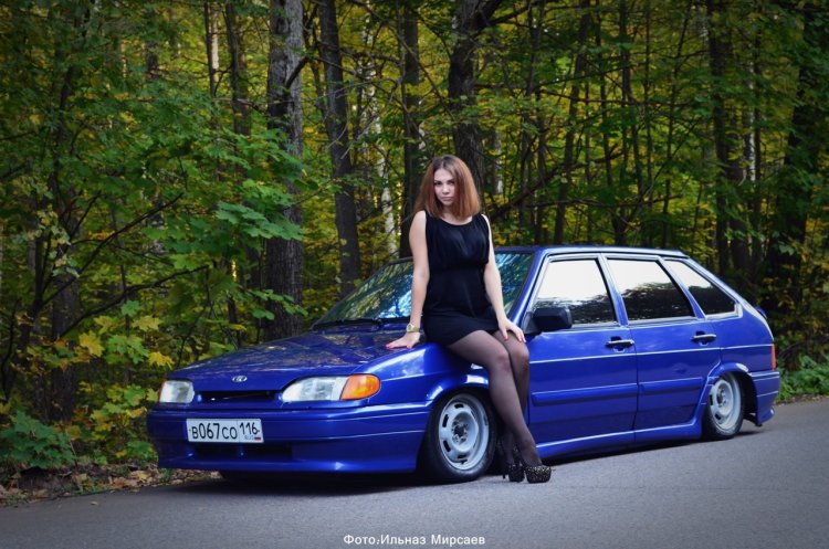 Белая четырка с девушкой