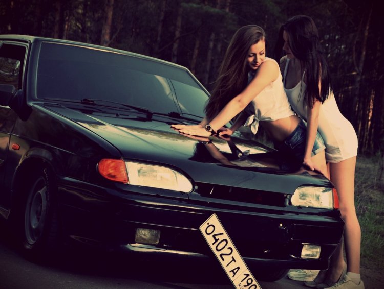 ВАЗ 2114 черная и девушки