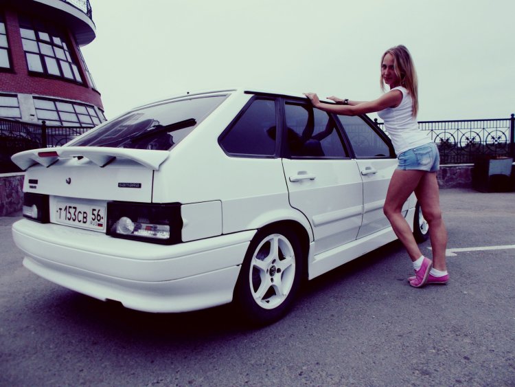 Белая четырка с девушкой