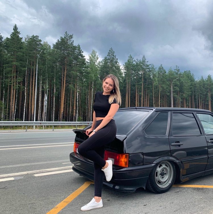 Девушка возле четырки