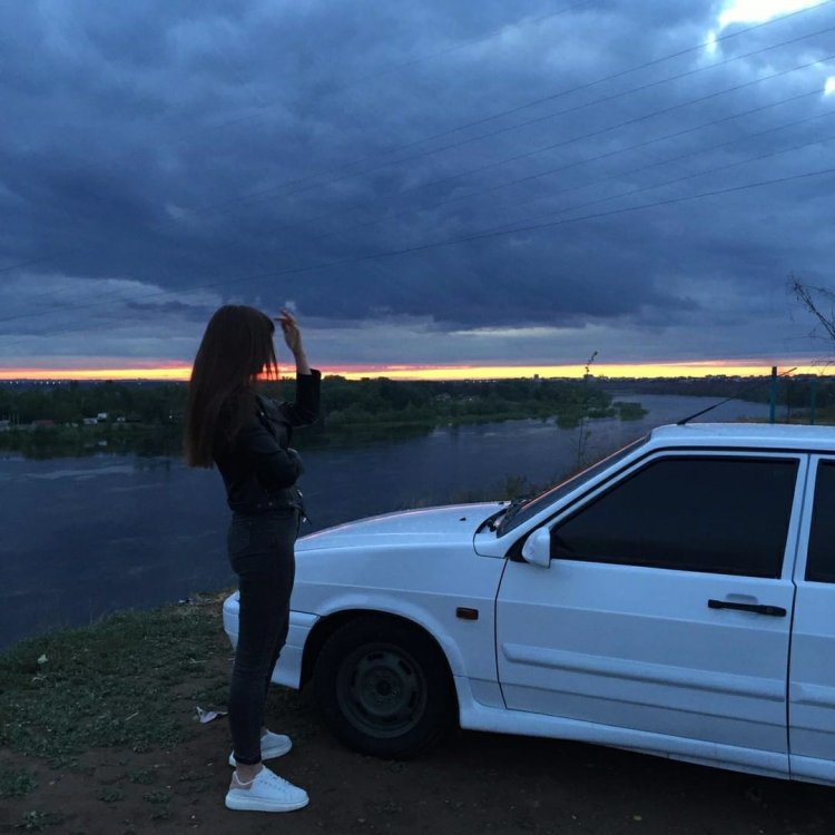 Девушка и ВАЗ 2114 без лица