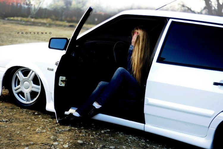 Девушка возле 14 машины