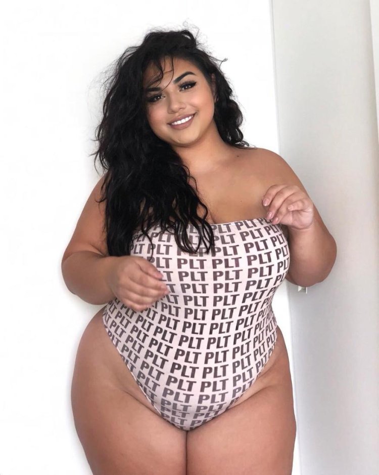 Девушка с большой попой в платье