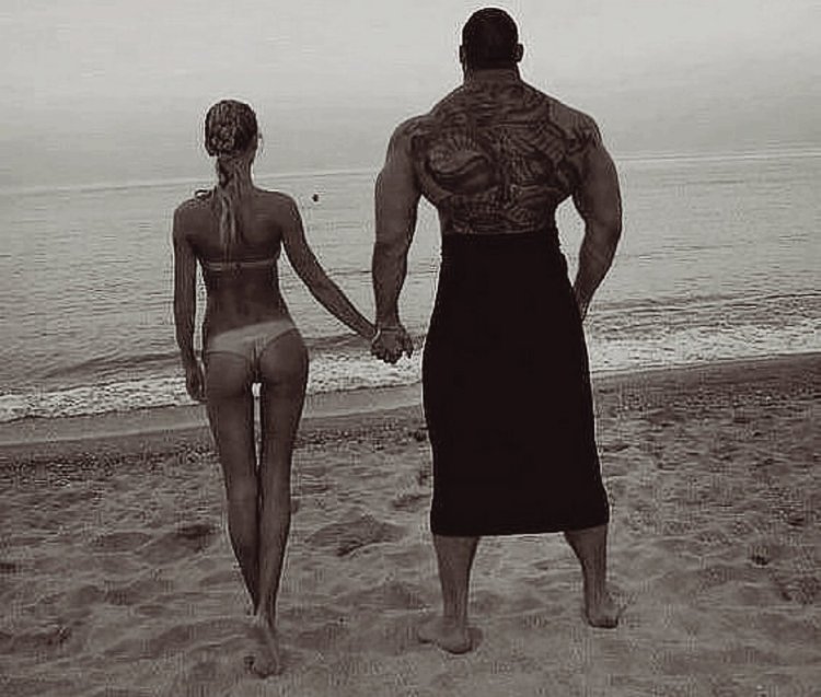 Большой мужчина и хрупкая женщина