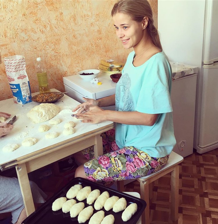 Девушка стряпает