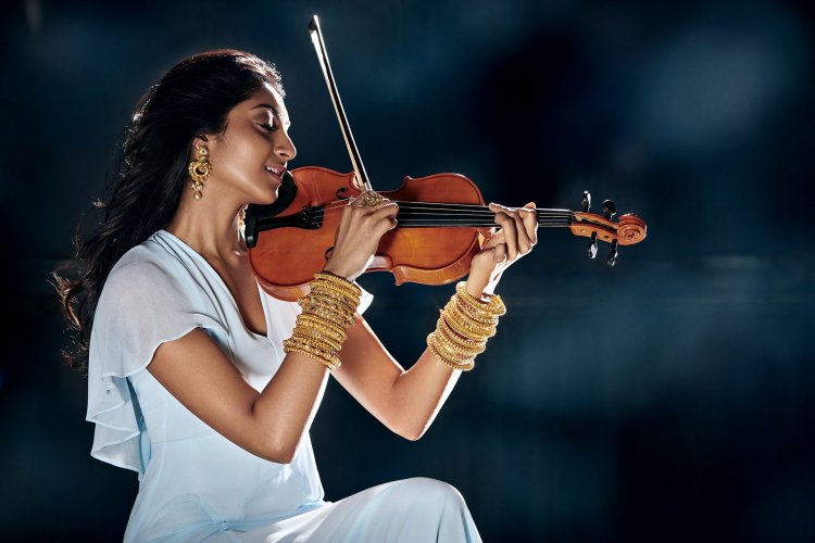 Скрипачка в белом платье