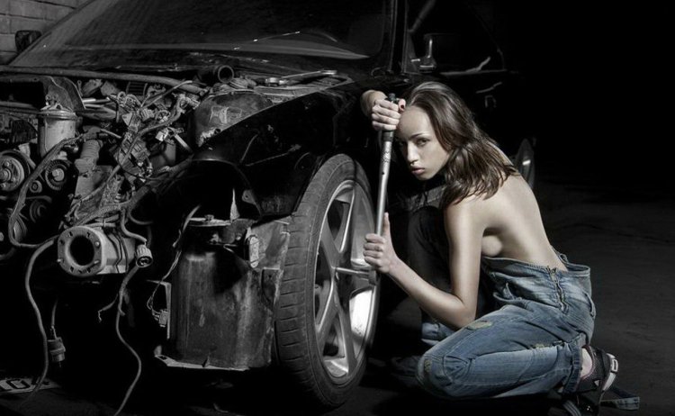 Девушка автослесарь