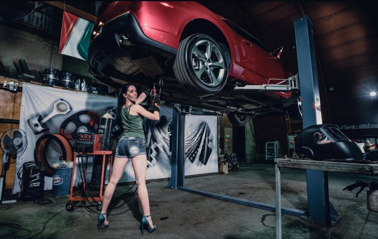 Девушка в автосервисе