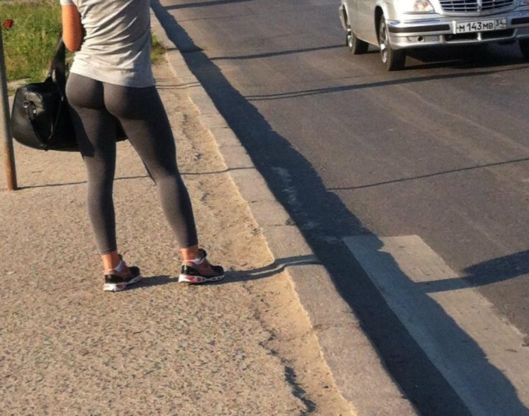 Девушки в стрингах на улице