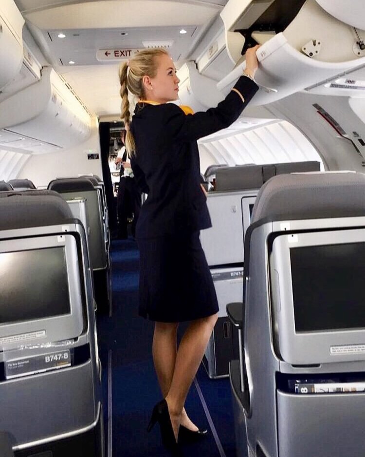 Стюардесса в кресле