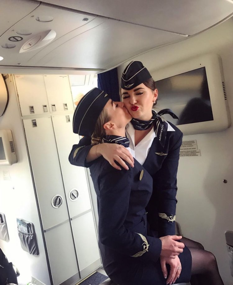 Стюардесса азиатской внешности