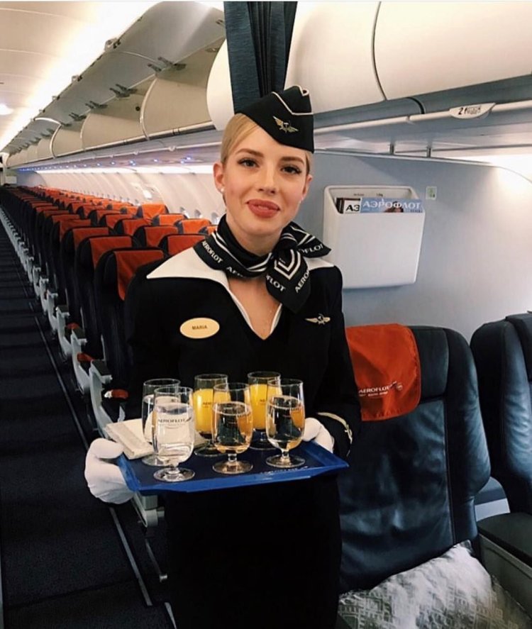 Стюардесса декольте