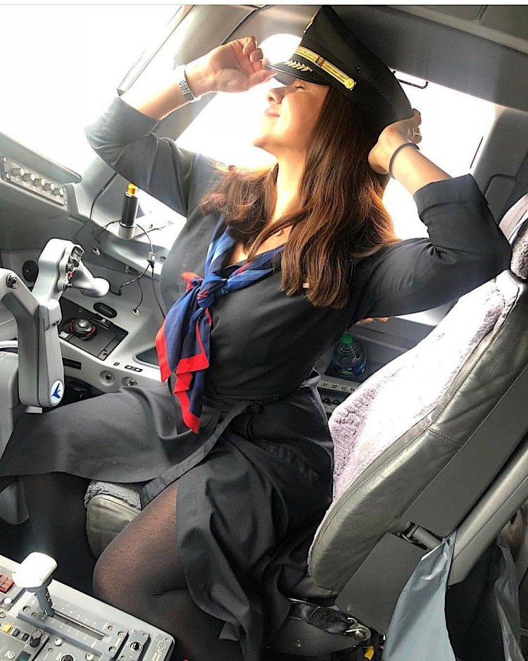 Ebony стюардесса