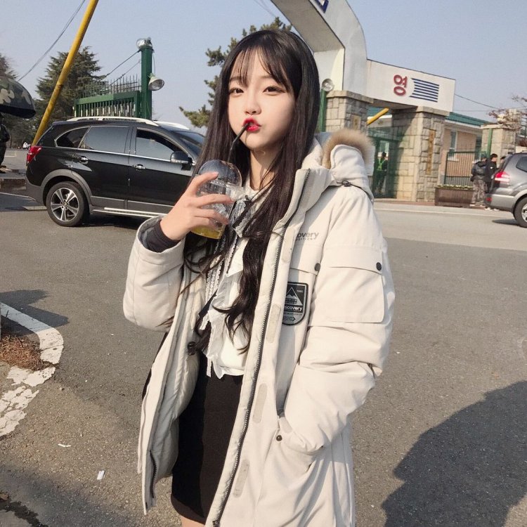 Весёлая девушка кореянка