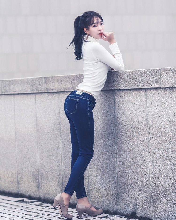 Корейские девушки в лосинах