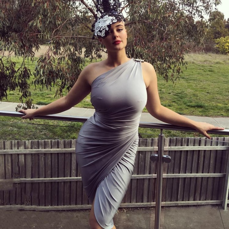 Stefania Ferrario бюст