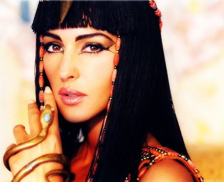 Моника Белуччи в роли Клеопатры