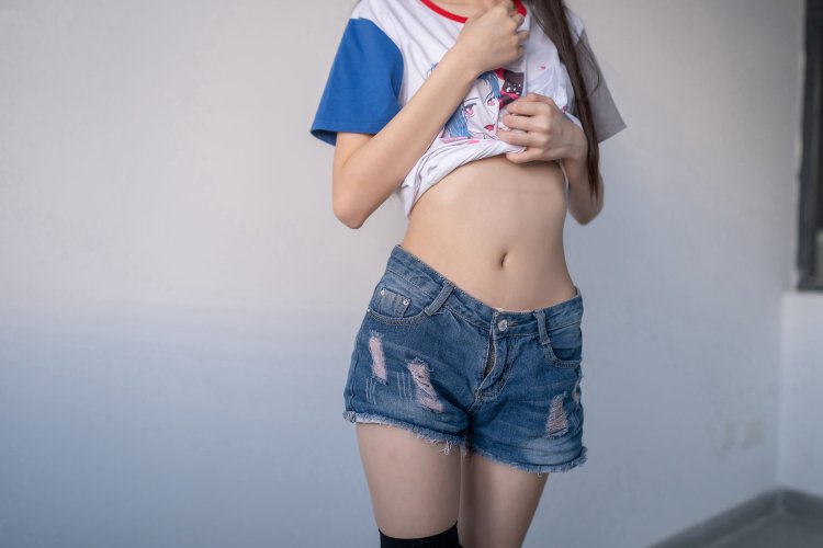 Косплей азиатки с плоским животом и заниженными трусиками