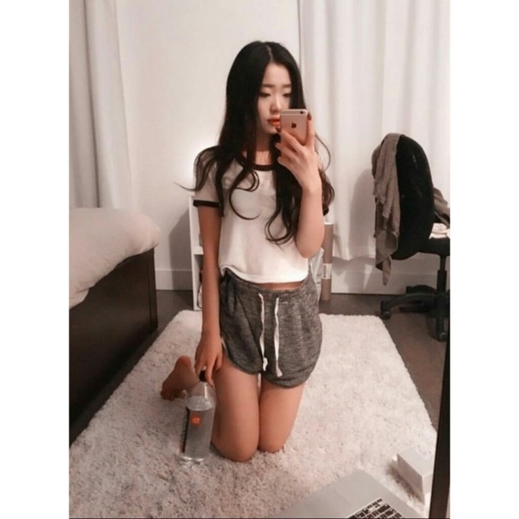 Селфи кореянки в шортах