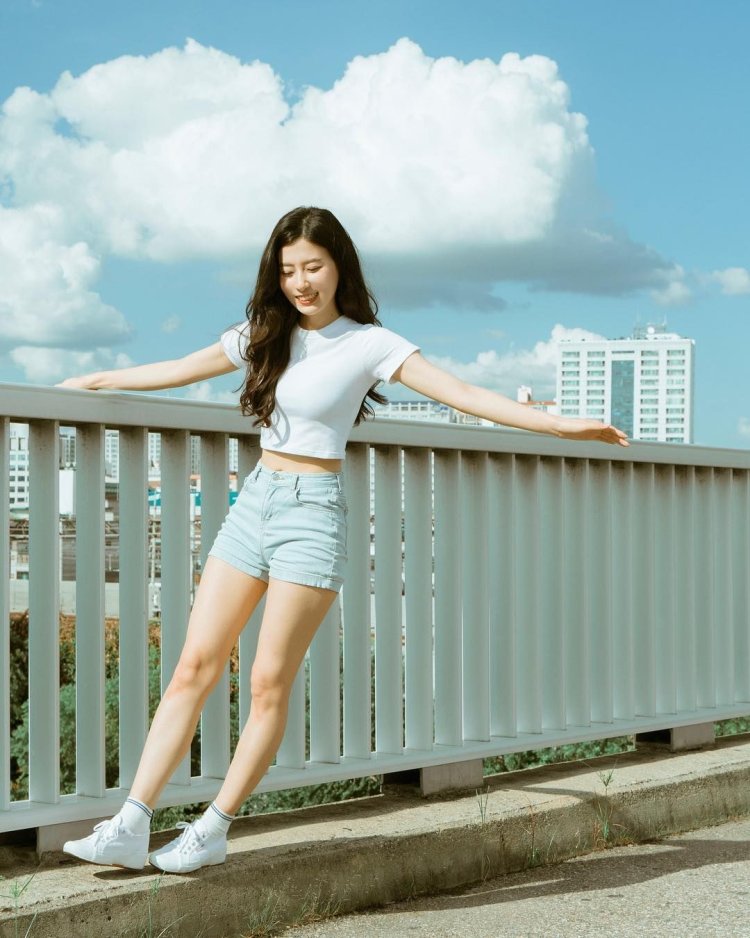 Красотки корейские в шортах