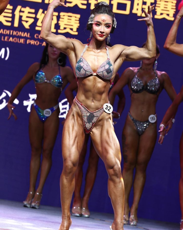 Китайская культуристка юань Хэжун