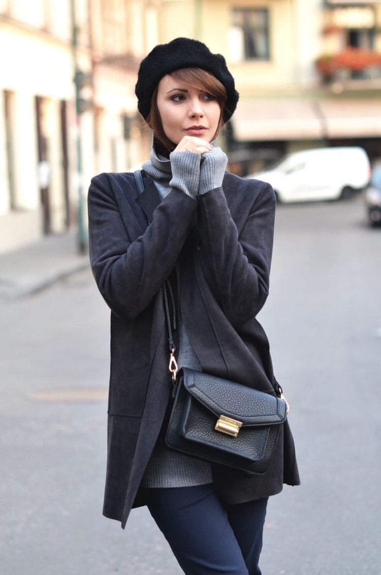 Француженка в пальто