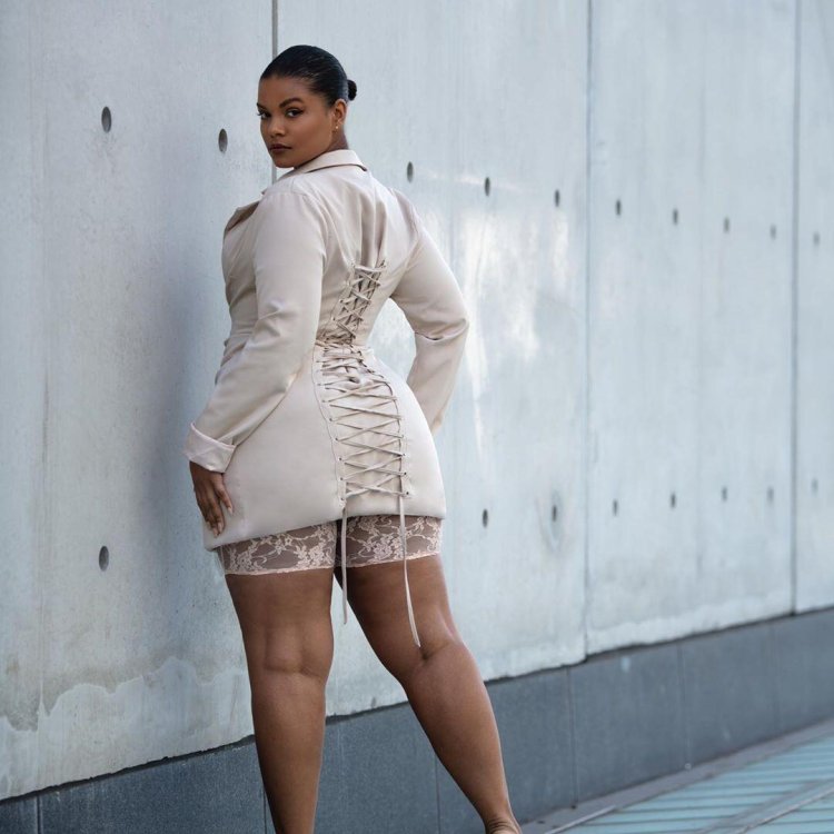 Мясистые женщины в мини