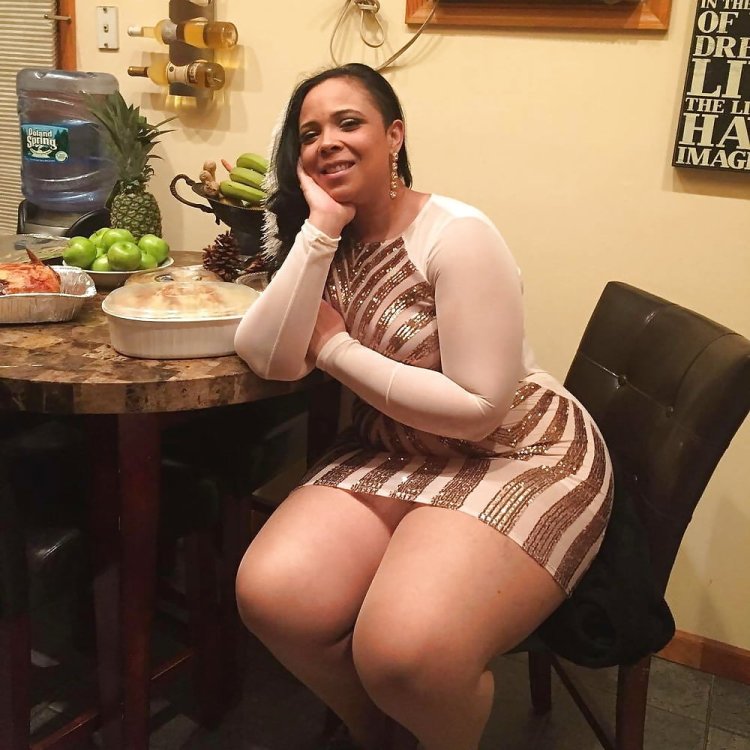 Миа Санд в юбке