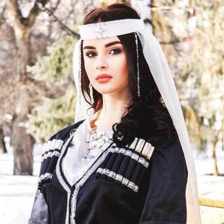 Грузинка в национальном костюме