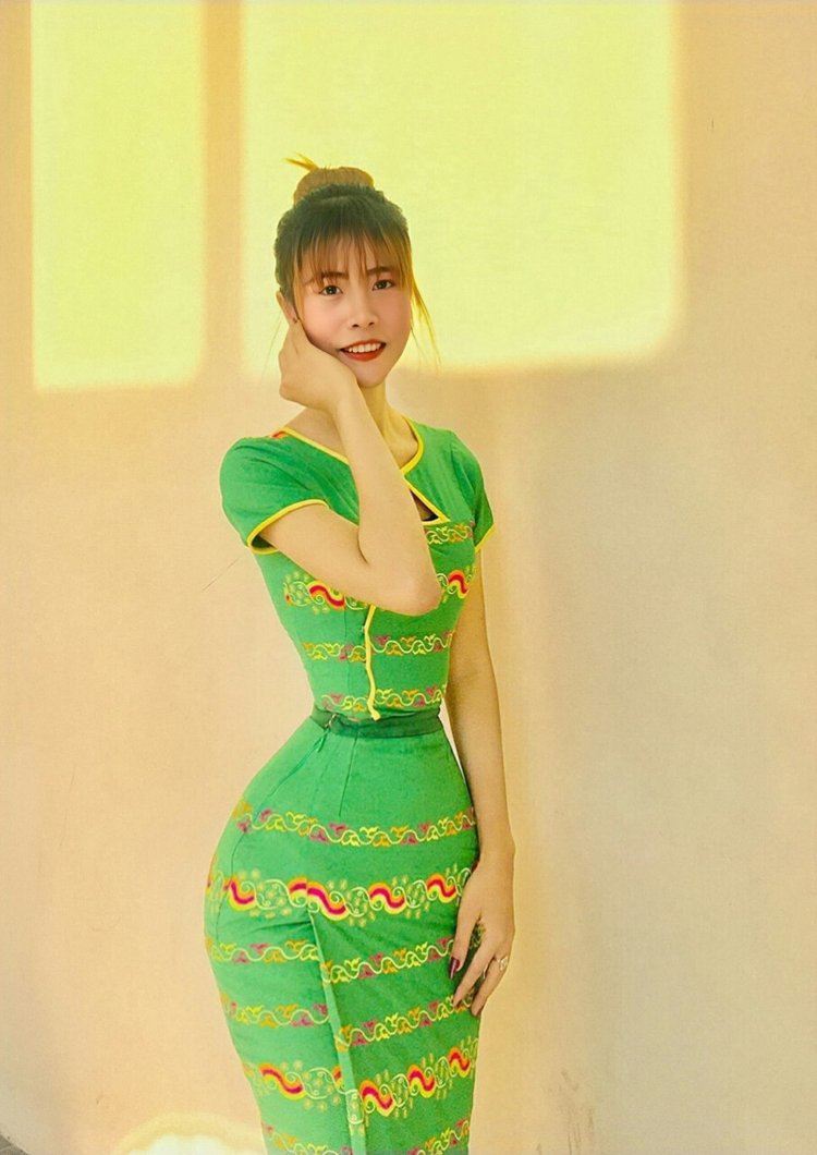 Девушки с осиной талией