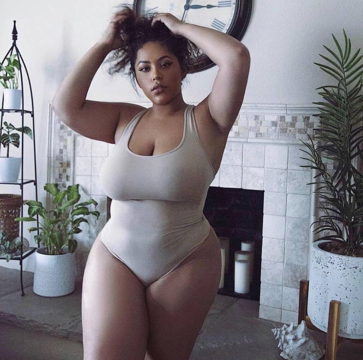 Женщина с широкими бедрами в мини